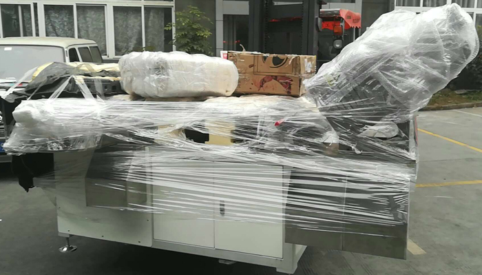 汽車內(nèi)飾主地毯焊接設(shè)備裝車完畢準備發(fā)機了